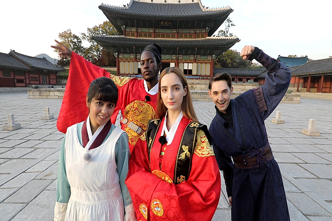 외국인들이 한국전통의상을 입고 궁 앞에 서있는 사진