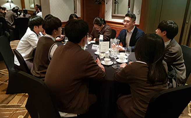 2019년도 관광고등학교 학생들이 호텔 종사자의 멘토링 수업에 참여하고 있다.