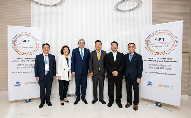 Participants in the Seoul International Fair & Sustainable Tourism Forum