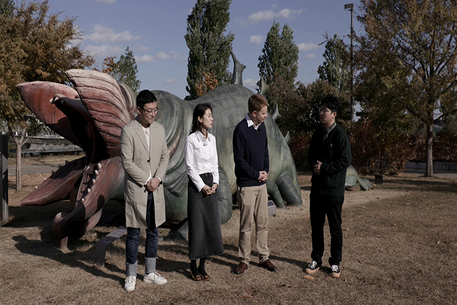 Film experts are conducting film commentary by director Bong Joon-ho at the Hangang River in Yeouido.