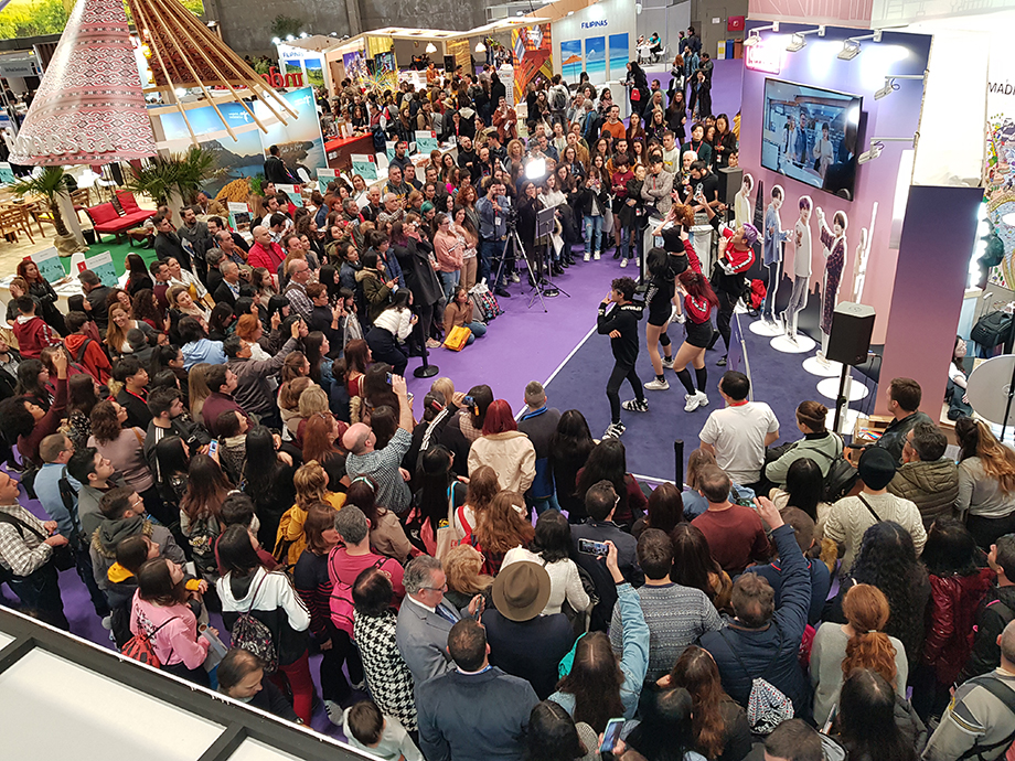 Photos of thousands of people watching a Seoul tourism briefing session