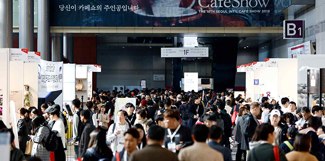 국내 전시회장에서 개최된 행사에 사람들이 붐빈다.